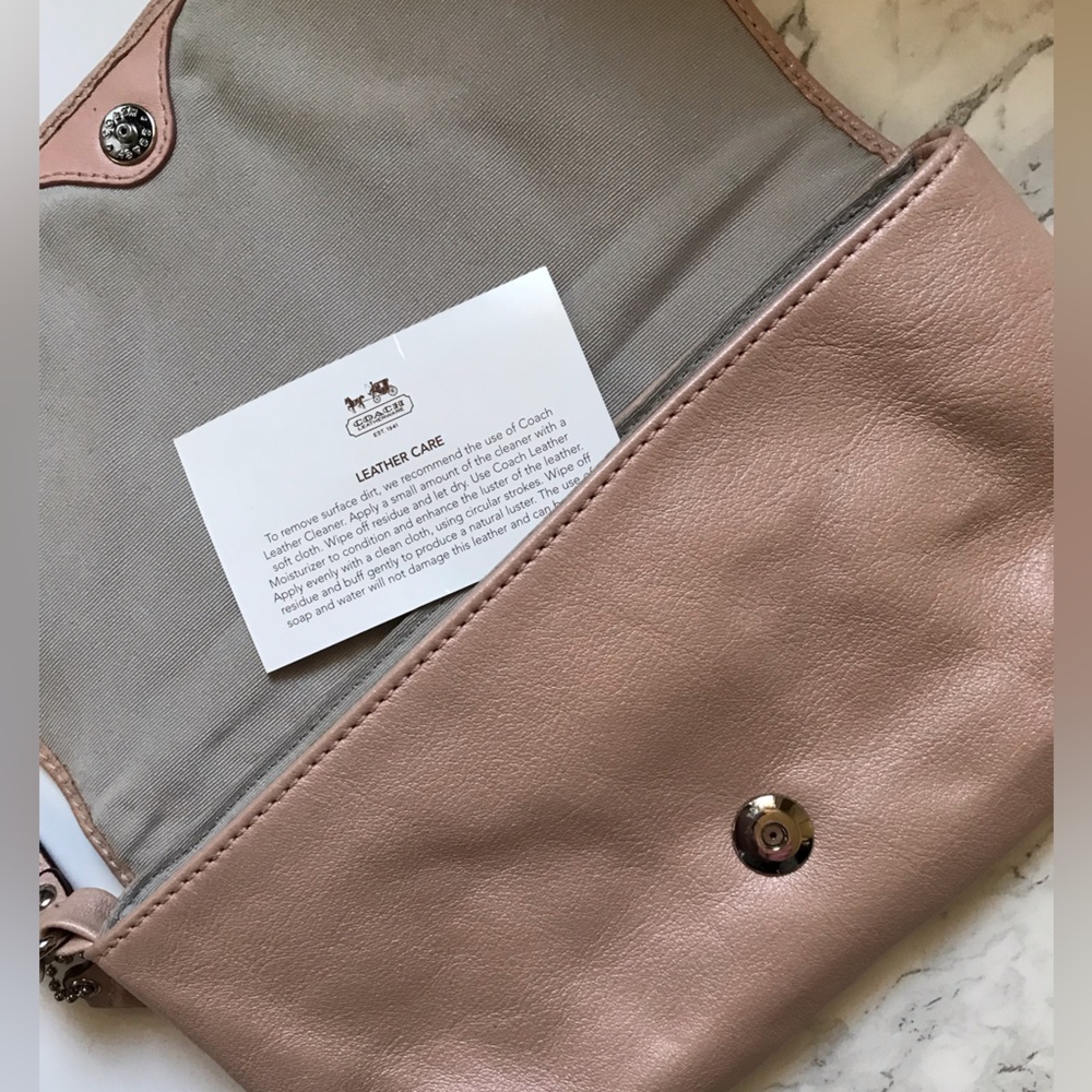 Coach Ashley leather clutch /wristlet💕Host Pick💕 Like new! - Picture 3 of 13